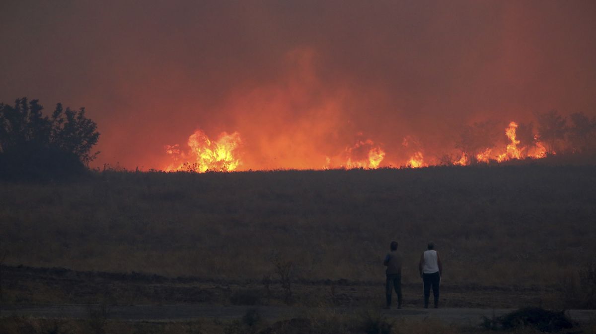 V západním Řecku zuří další požár, zabil farmáře chránícího svá zvířata